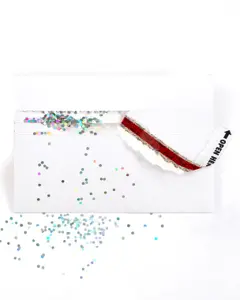 מעטפת נצנצים-מלכודת של הנודניק סגורה, מעטפה לבנה תמימה למראה