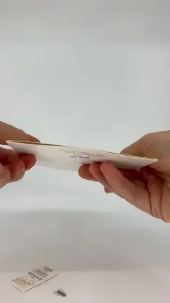 תקריב על לשונית ההפעלה של כרטיס בייבי שארק לנצח של הנודניק