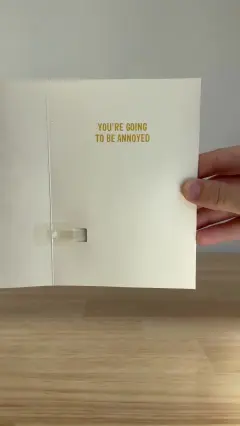 כרטיס המזל האינסופי פתוח, עם מקום לברכה אישית, מנגן את מנגינת מגדת העתידות בלולאה