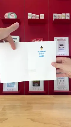 תקריב על אוטו הגלידה הוורוד שעל כריכת הכרטיס