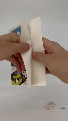 תקריב על הלשונית והרמקול הפנימי של כרטיס הברכה המוזיקלי של הנודניק