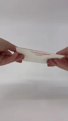 תקריב על הלשונית של הכרטיס המוזיקלי שמפעילה את השיר