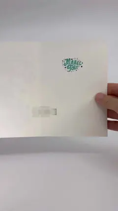 הכרטיס פתוח, עם מקום לברכה אישית והרמקול שמנגן שיר מזל טוב חסידי בלולאה