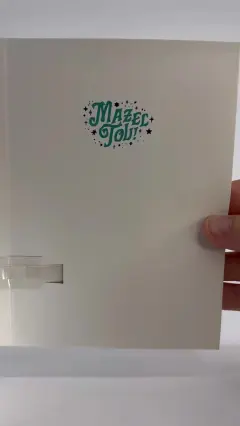 תקריב על הלשונית ומנגנון הרמקול בתוך כרטיס הברכה של הנודניק