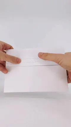 מעטפת נצנצים-מלכודת פתוחה, נצנצים מתפזרים החוצה מהמעטפה הלבנה