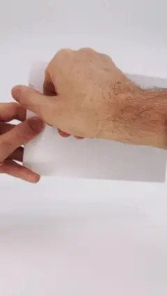 תקריב על הנצנצים שנשפכים מפתח המעטפה הלבנה